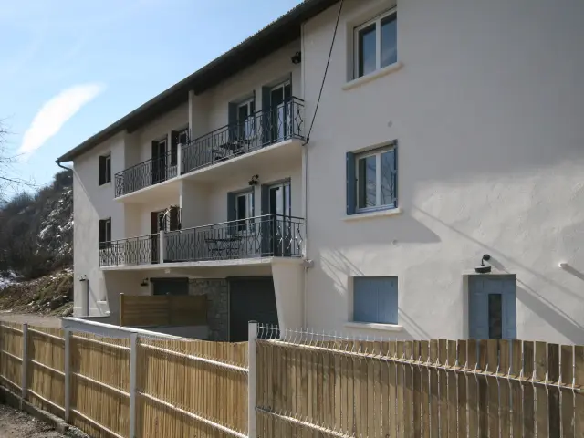 façade blanche avec les volets bleus de 3 étages avec vue sur la ville d'Ax les Thermes. A l'intérieur 4 appartements en location saisonnière