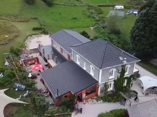 le silence de midi grane batise avec de la verdure autour