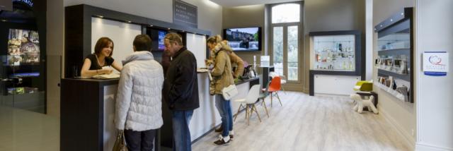 Groupe de personnes à l'accueil de l'Office de Tourisme du Haut-Béarn