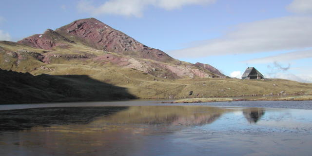 Vue sur le refuge du lac d'Arlet depuis le lac