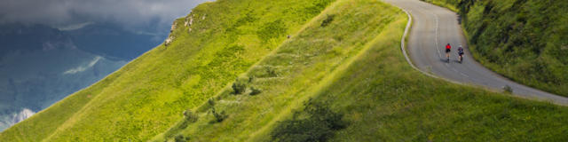 Deux cyclistes montent un col de montagne