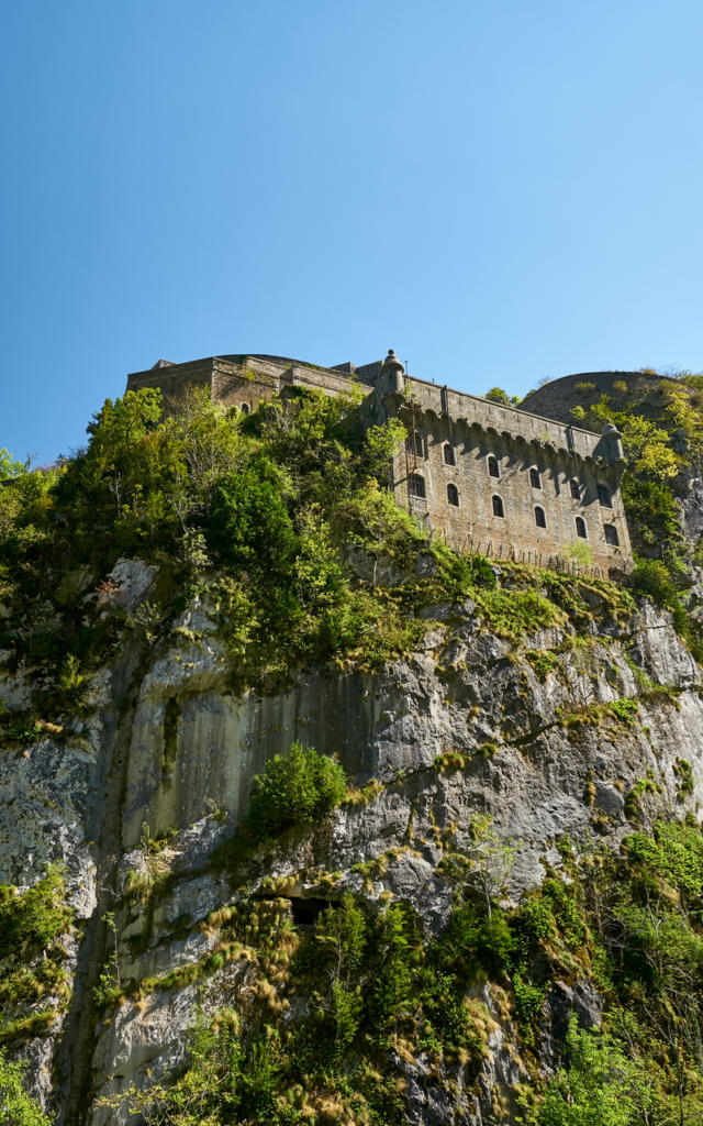 Vue sur le Fort du Portalet depuis la route