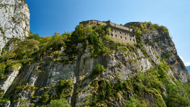 Vue sur le Fort du Portalet depuis la route