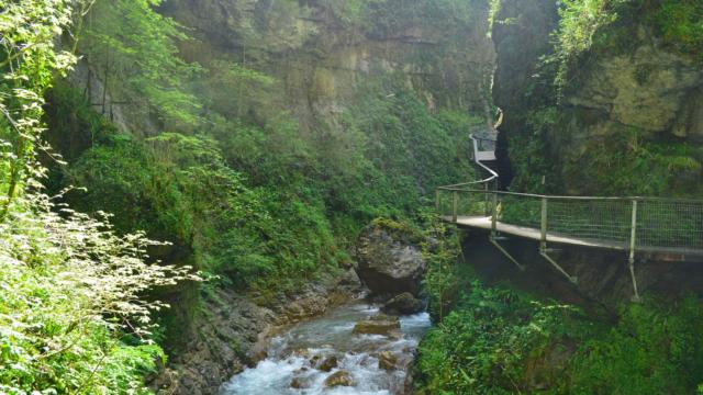 Ruisseau et passerelle dans les Gorges De Kakuetta