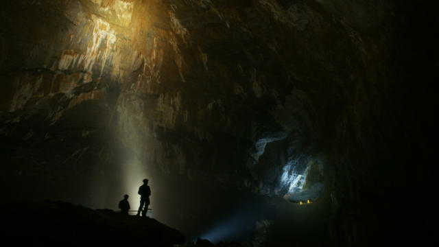 Salle souterraine des Grottes de La Verna avec deux personnes