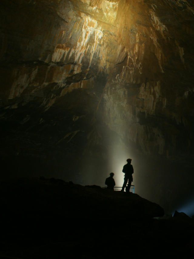 Salle souterraine des Grottes de La Verna avec deux personnes