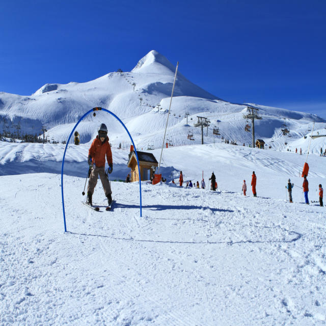 Jeune garçon s'initiant au ski à la station de La Pierre Saint-Martin