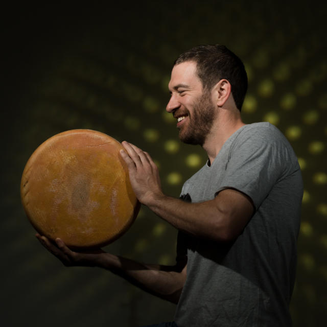 Producteur de La Ferme de Lanset à Aydius avec un fromage