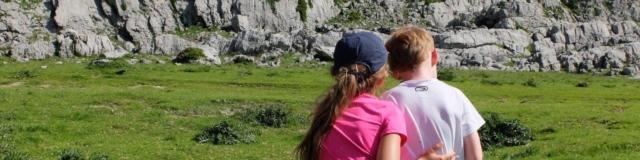 Deux enfants observent une marmotte en montagne