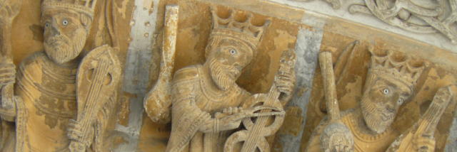 Détail d'un musicien du portail roman sculpté de la cathédrale Sainte-Marie à Oloron Sainte-Marie.
