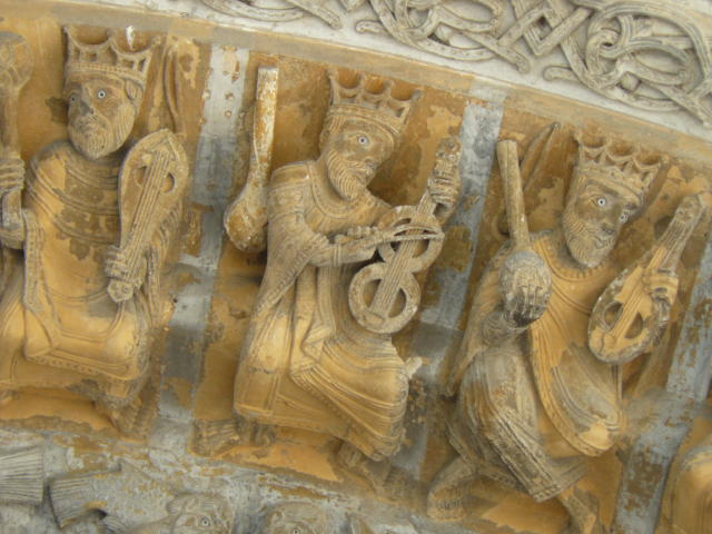 Détail d'un musicien du portail roman sculpté de la cathédrale Sainte-Marie à Oloron Sainte-Marie.