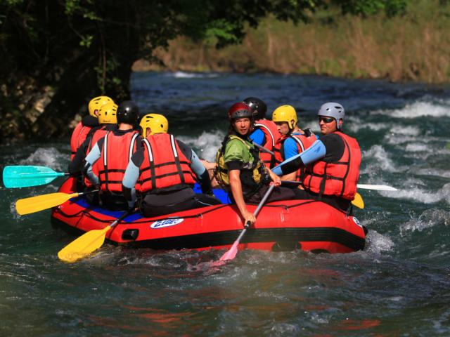 Groupe de personnes font du Rafting Sur Le Gave D'aspe à Oloron Sainte Marie