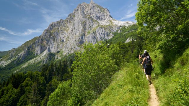 Deux randonneurs marchent sur un petit sentier à Lescun, vers le Lac de Lhurs