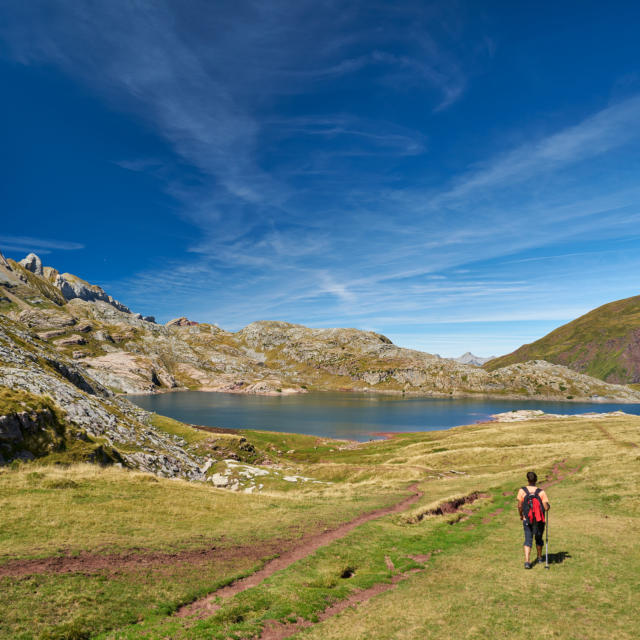 Un randonneur devant le lac d'Estaens, dans la vallée d'Aspe