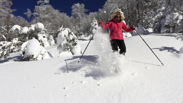 Raquetas de nieve en la estación de nórdica de Issarbe