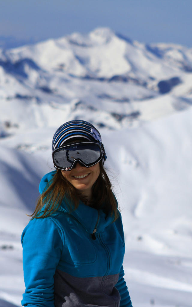 Skieuse sourit à La Pierre-Saint-Martin