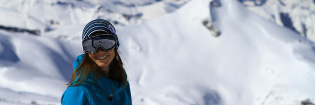 Skieuse sourit à La Pierre-Saint-Martin