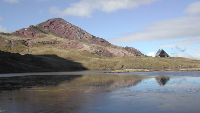 Vue sur le refuge du lac d'Arlet depuis le lac