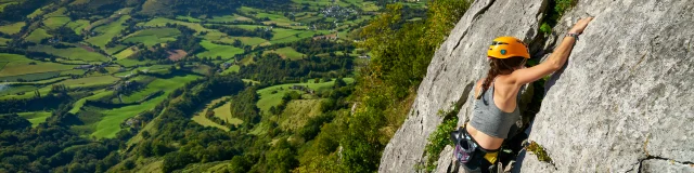 Une sportive escalade la falaise d'Arguibelle à Lanne en Baretous