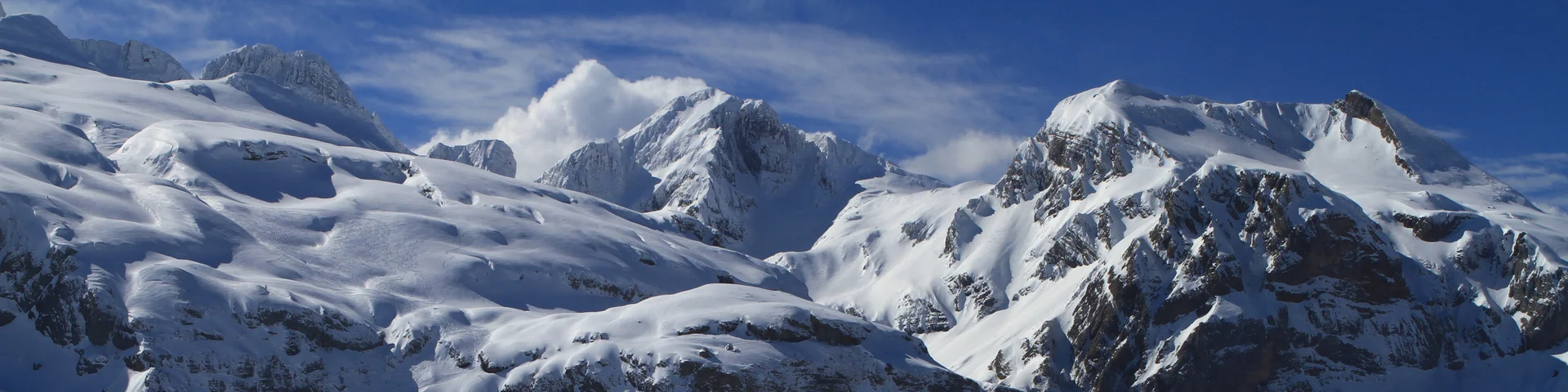 Paysage de montagnes enneigées à l'Espace Nordique Station Du Somport