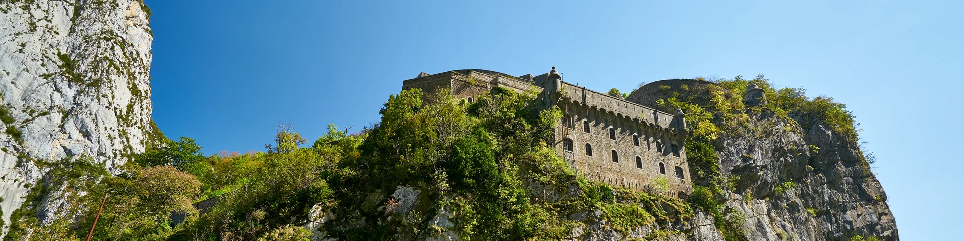 Vue sur le Fort du Portalet depuis la route