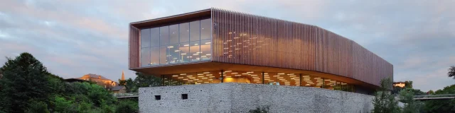 Vue extérieur du bâtiment de la Médiathèque des deux Gaves
