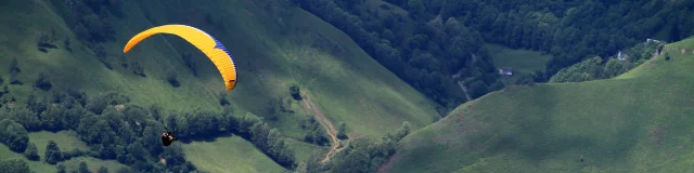 Parapente survole le village d'Accous