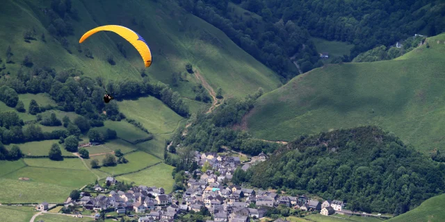 Parapente survole le village d'Accous