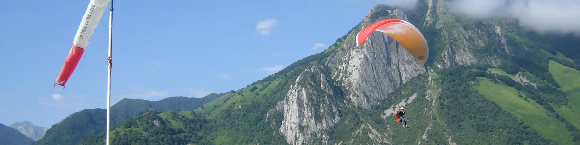 Parapente en voie d'atterrissage