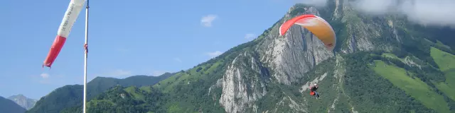 Parapente en voie d'atterrissage