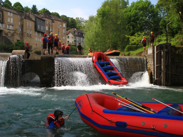 Groupe de personnes font du Rafting Sur Le Gave D'aspe à Oloron Sainte Marie