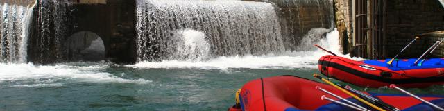 Groupe de personnes font du Rafting Sur Le Gave D'aspe à Oloron Sainte Marie