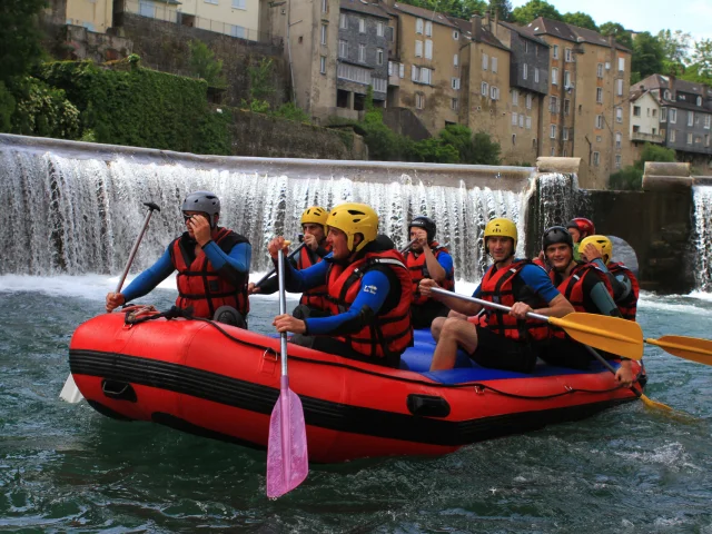 Groupe de personnes font du Rafting Sur Le Gave D'aspe à Oloron Sainte Marie