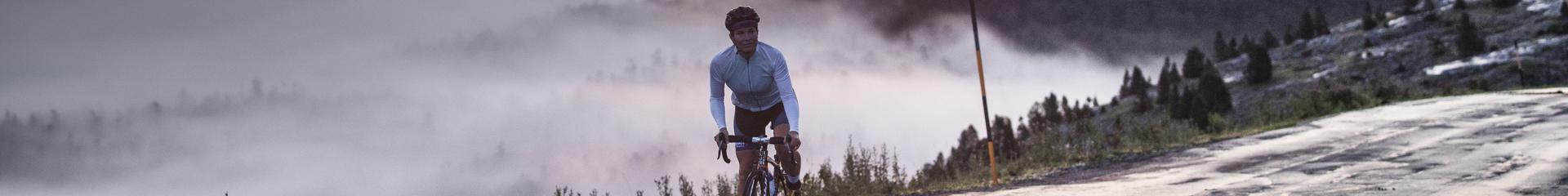 Ciclista sobre un mar de nubes