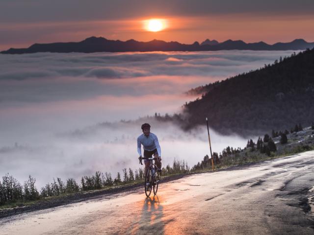 Ciclista sobre un mar de nubes