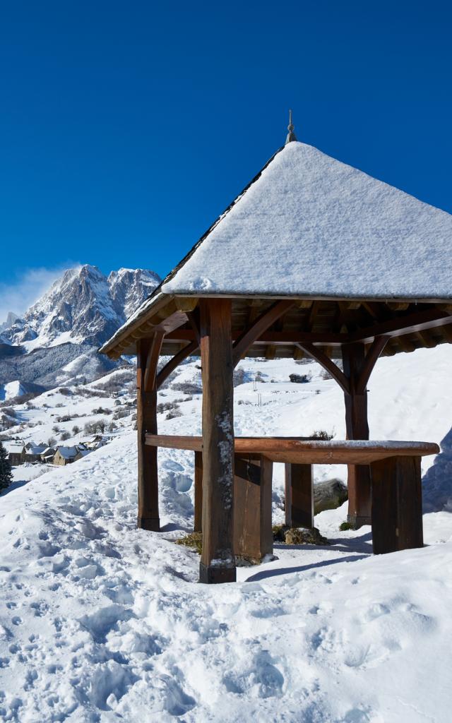 Circo y pueblo de Lescun en la nieve desde el Belvedere