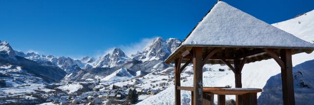 Vue sur le village de Lescun sous la neige depuis le belvédère