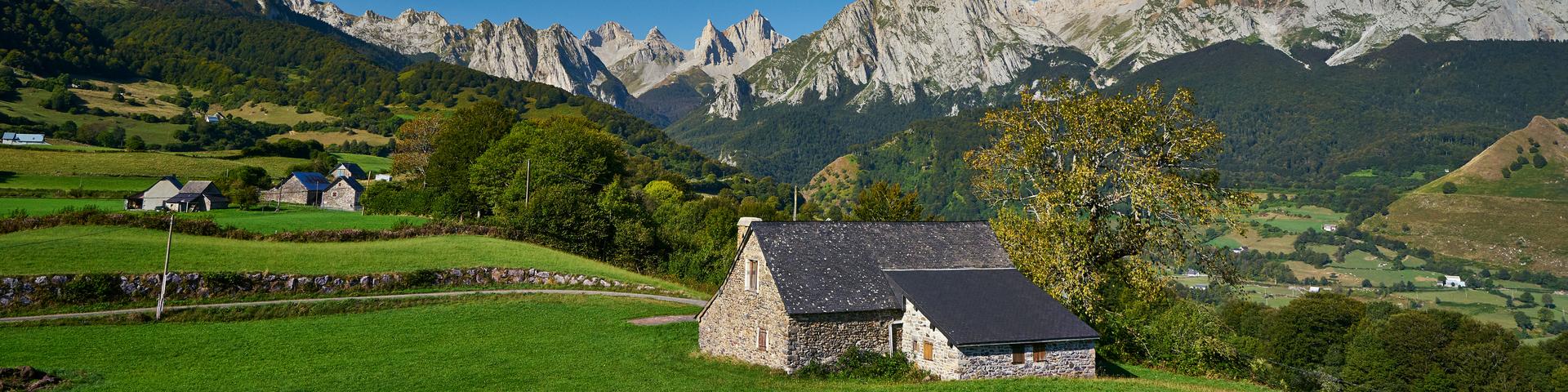 Hébergements en gîtes de groupes, de séjours et d'étape dans les Pyrénées Béarnaises (accueil groupes, séjours, randonnées, saint-Jacques de Compostelle)