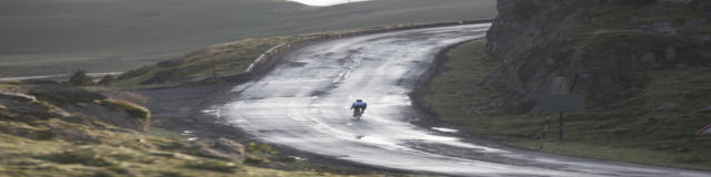 Une cycliste entame une ascencion