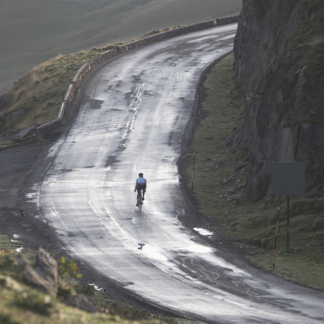 Ciclista en una carretera de montaña