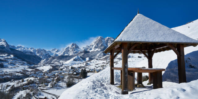 Circo y pueblo de Lescun en la nieve desde el Belvedere