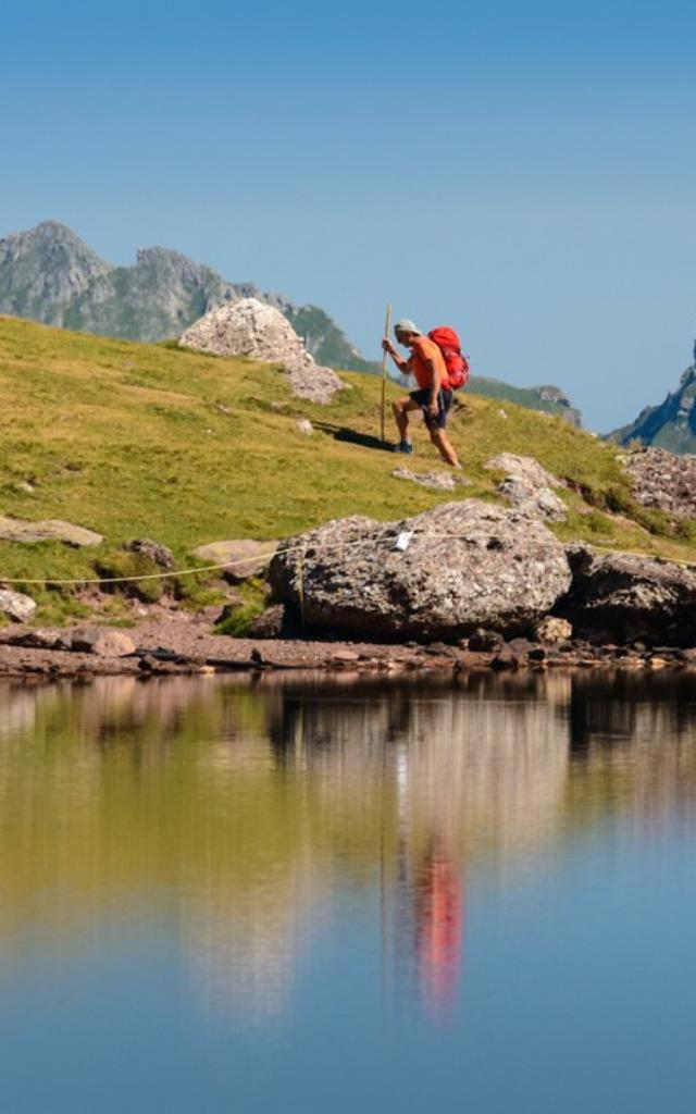 Randonneurs à coté du lac de montagne