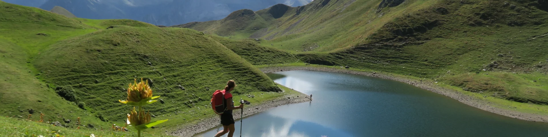 Randonneur à coté du Lac du Montagnon par le Col D'iseye