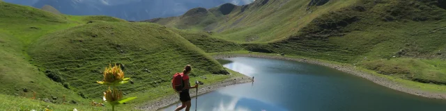 Randonneur à coté du Lac du Montagnon par le Col D'iseye