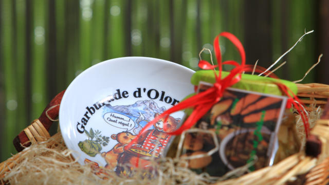 Panier gourmand avec assiette de la garburade