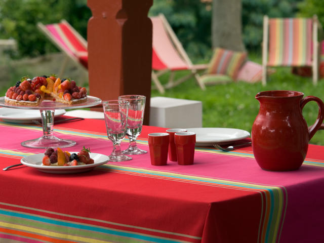 Mesa decorada con mantel de tejidos Lartigue 1910