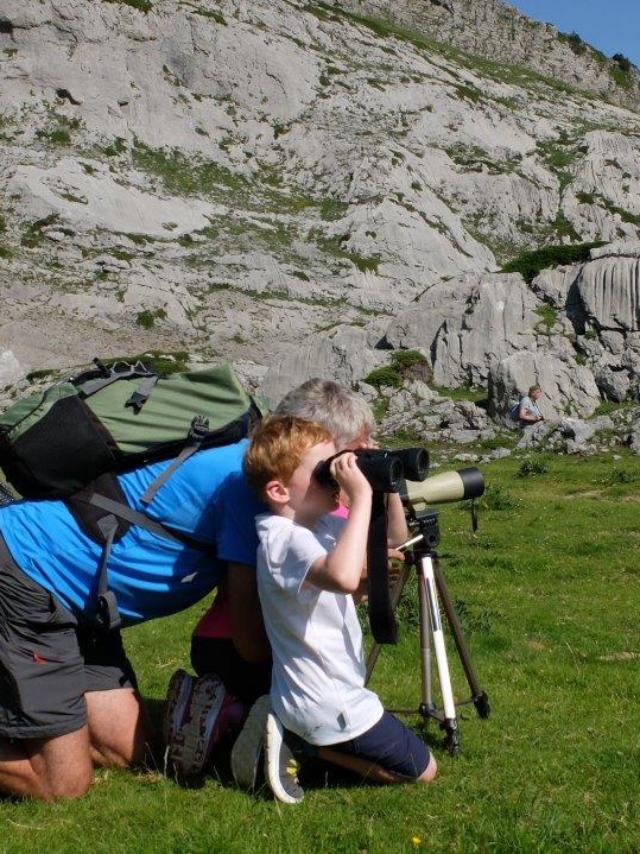 Randonneurs observent avec jumelles en montagne