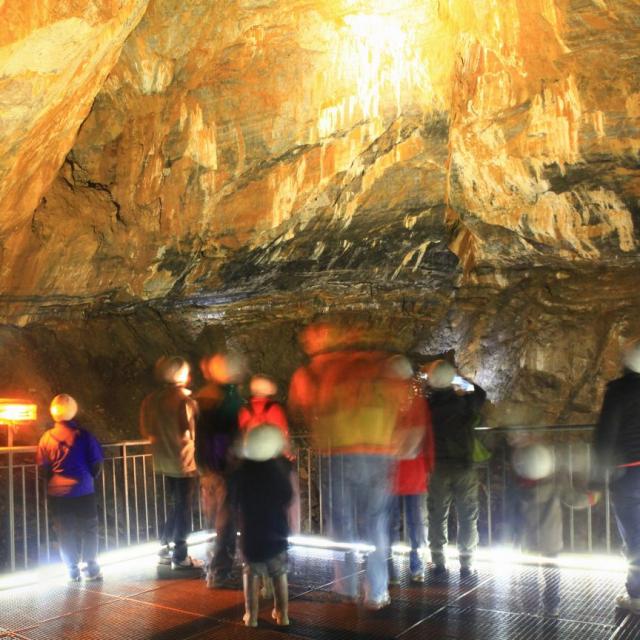 Groupe de visiteurs dans la grande salle de la Grotte de la Verna