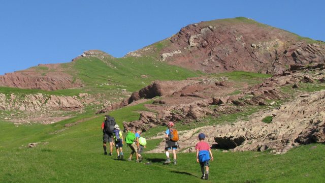 Géologie : montée vers le col d’Arlet, sur des roches rouges pour voir la vallée du