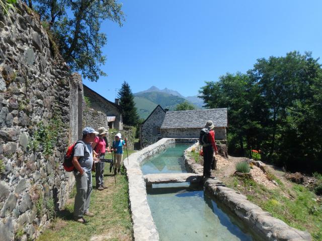 Les moulins du Bugala et leurs canaux ; le pont en calcaire « griotte » (Vallée d'Aspe - Pyrénées béarnaises)